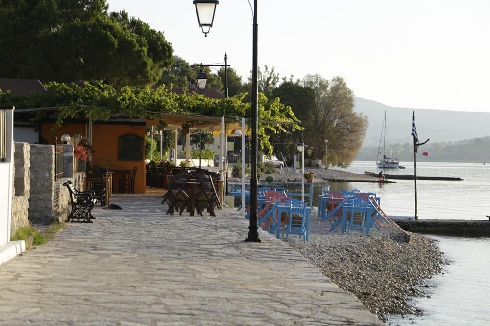 Lungomare di Ligya con ristoranti suggestivi e di alta qualità, affacciati sul mare.