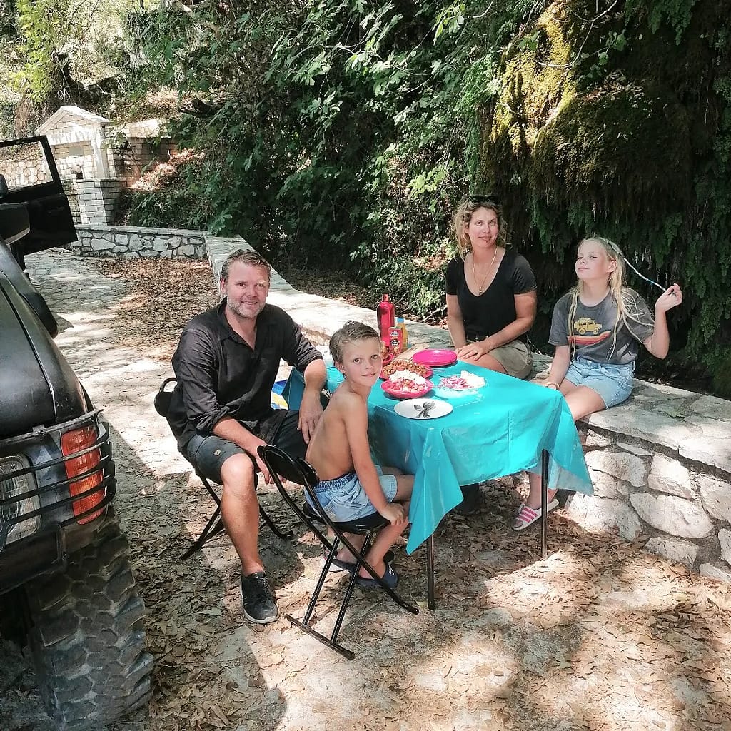Una famiglia felice che ha l'opportunità di esplorare Lefkada in fuoristrada per un giorno, qui ripresa durante uno spuntino di prima qualità.