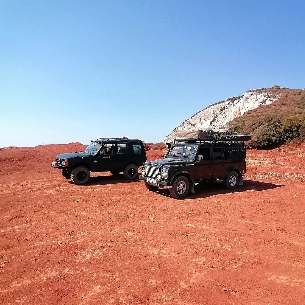 Giannis guida un fuoristrada in una landa arida e rossastra che ricorda il suolo marziano. Scopri i contrasti unici di Lefkada con l'attività off-road più adrenalinica e sicura."