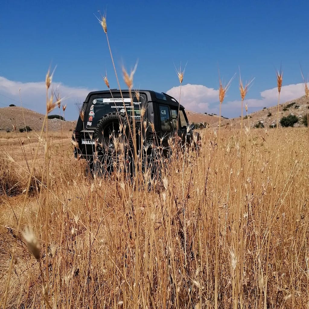 La Land Rover attraversa un percorso sterrato in altopiano a Lefkada, pronta per un'ulteriore esplorazione.