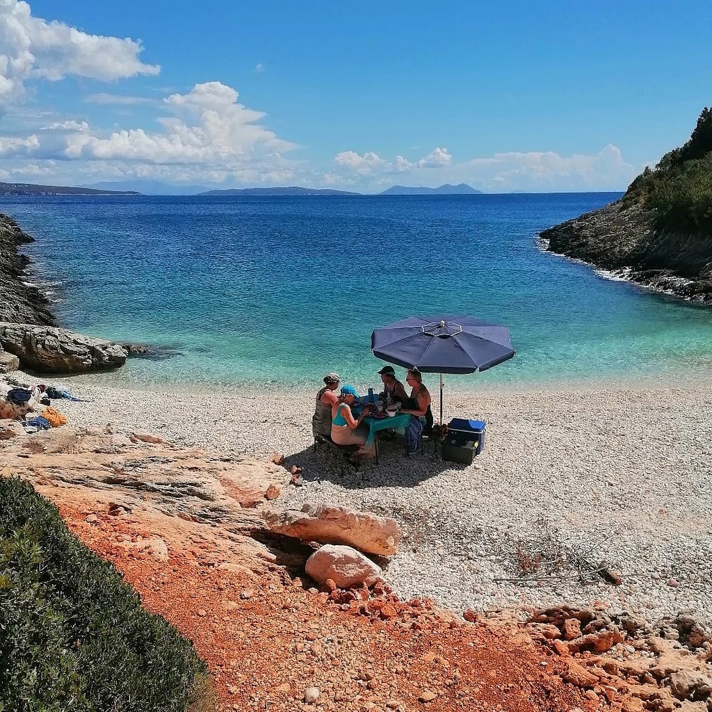 Un meritato momento di relax durante il tour, con un picnic presso la spiaggia privata di Ammousa Beach.