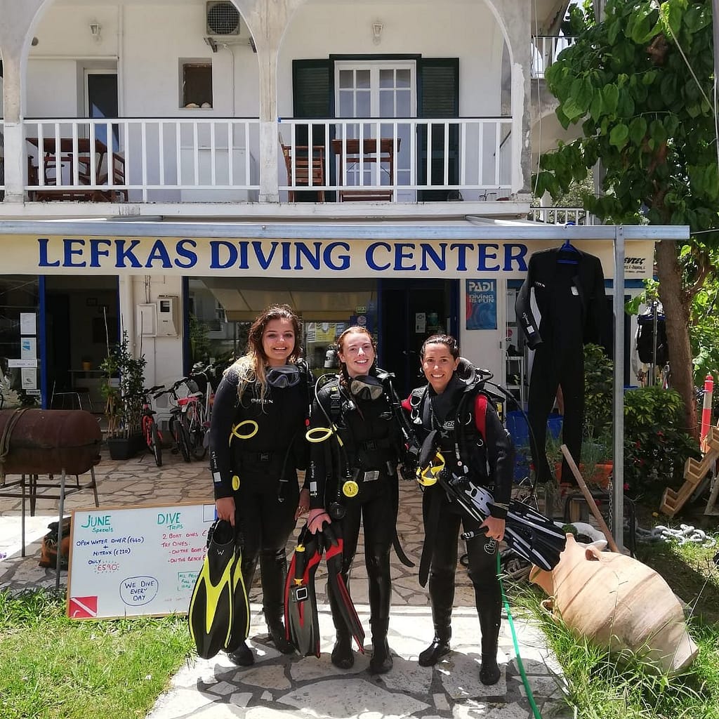 Tre entusiaste allieve al Lefkas Diving Center si preparano per la lezione di diving per ottenere il brevetto Open Water PADI.