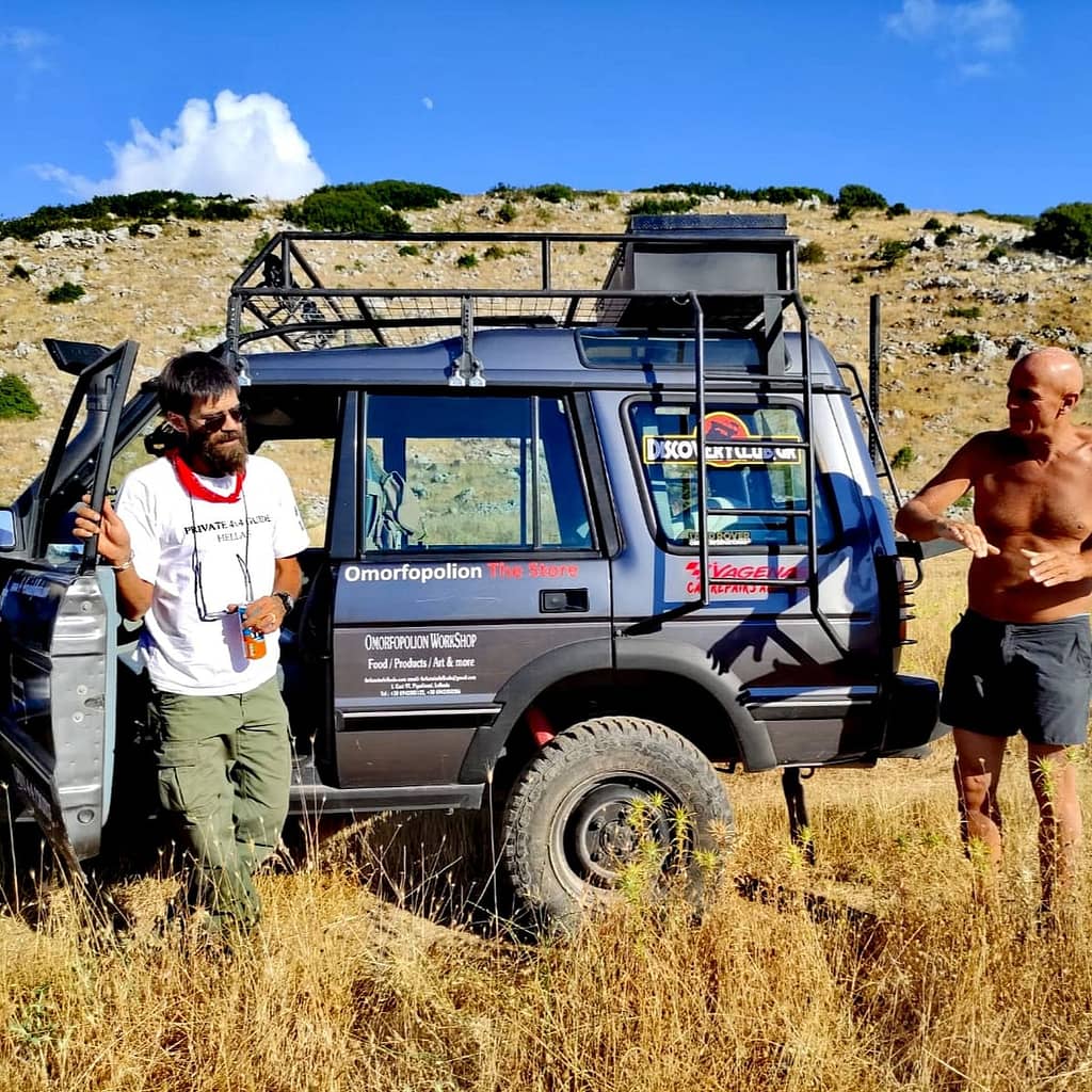 Yannis, con il suo potente fuoristrada, fa una pausa con i clienti su uno degli altipiani di Lefkada, godendo del paesaggio mozzafiato e delle bellezze naturali che l'isola ha da offrire.