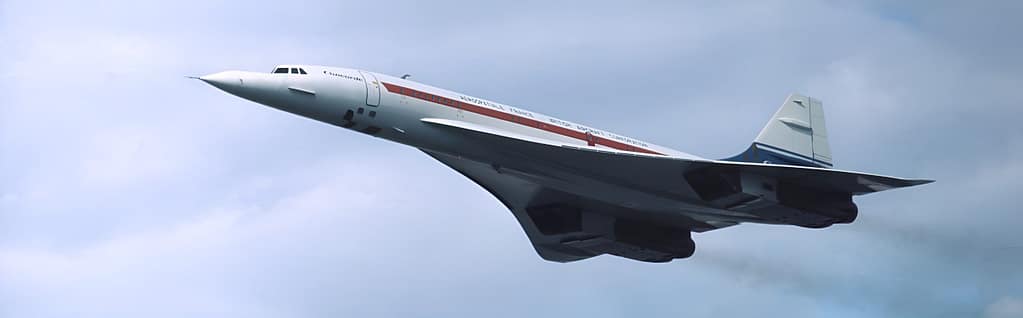 Concorde in volo, un tocco ironico per rappresentare l’arrivo da Milano a Lefkada.