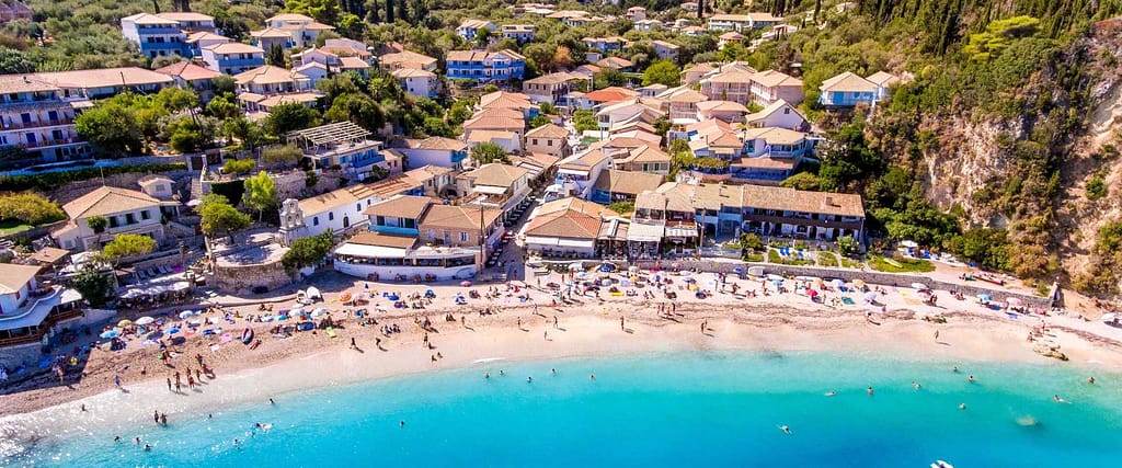 Vista panoramica di Agios Nikitas, con la sua piccola spiaggia, l'unico villaggio della costa occidentale di Lefkada con accesso diretto al mare.