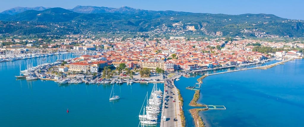 Vista dall'alto della città di Lefkada con il canale di ingresso e il mare circostante.