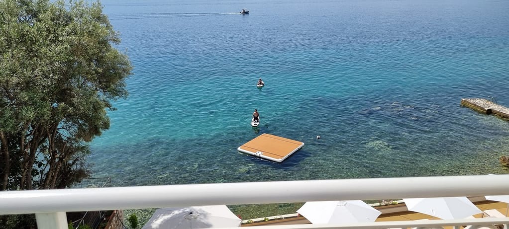 Piattaforma prendi sole davanti al Greek Beach House