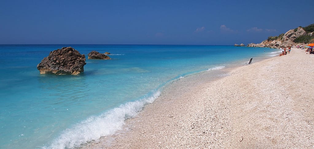 Megali Petra con Avali spiagge defilate e tranquille, le ultime delle spiagge vicine a Villa Melivaro, un luogo incantevole che completa la serie di meraviglie naturali che circondano la villa. L'atmosfera serena e l'acqua cristallina invitano a godersi ogni momento in completa intimità con la natura.