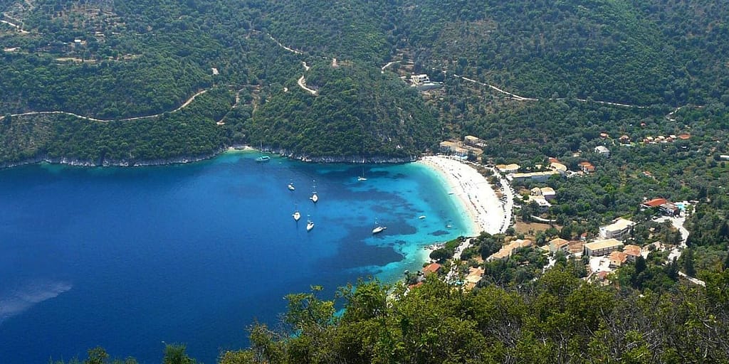 Vista dall'alto della Baia di Rouda e del meraviglioso contesto naturale dove sorgono le Ionian Diamond Villas.