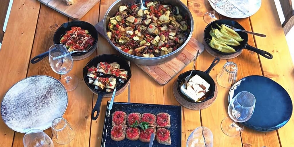 Un assortimento di piatti appena cucinati, preparati con ingredienti freschi e locali alla micro farm di Lefkada.