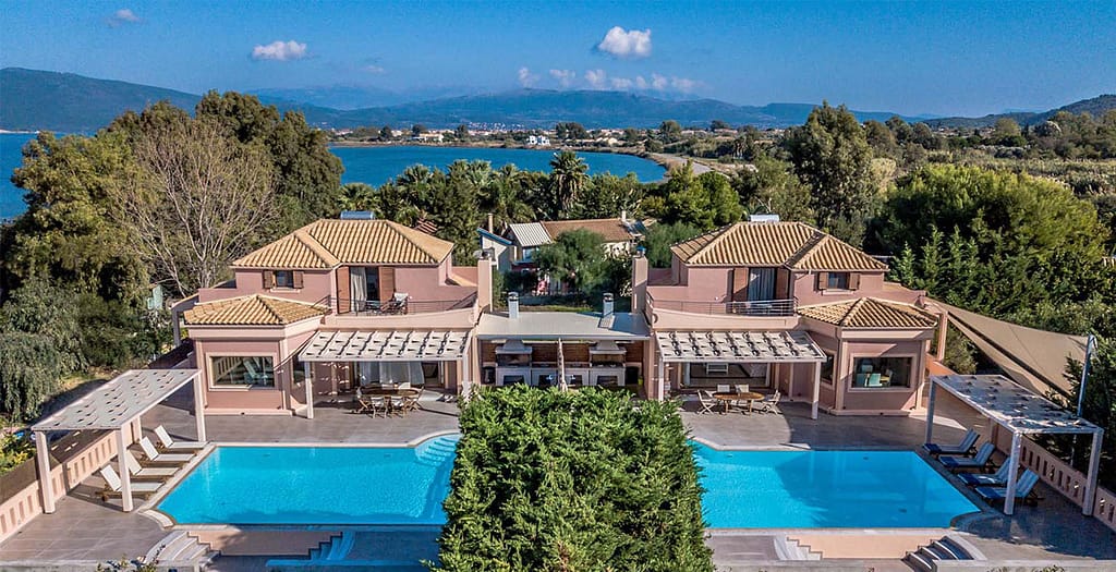 Agios Ioannis Villas a Lefkada, eleganti sistemazioni direttamente sulla spiaggia, immerse in un paesaggio mozzafiato.