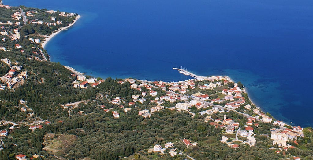 La pittoresca località di Nikiana, immersa tra mare e monti, ospita lo Ionian Hospitality Resort, un'oasi di lusso sull'isola di Lefkada.