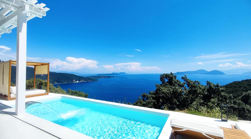 L'area relax con piscina e vista sulle isole di Atokos e Itaca