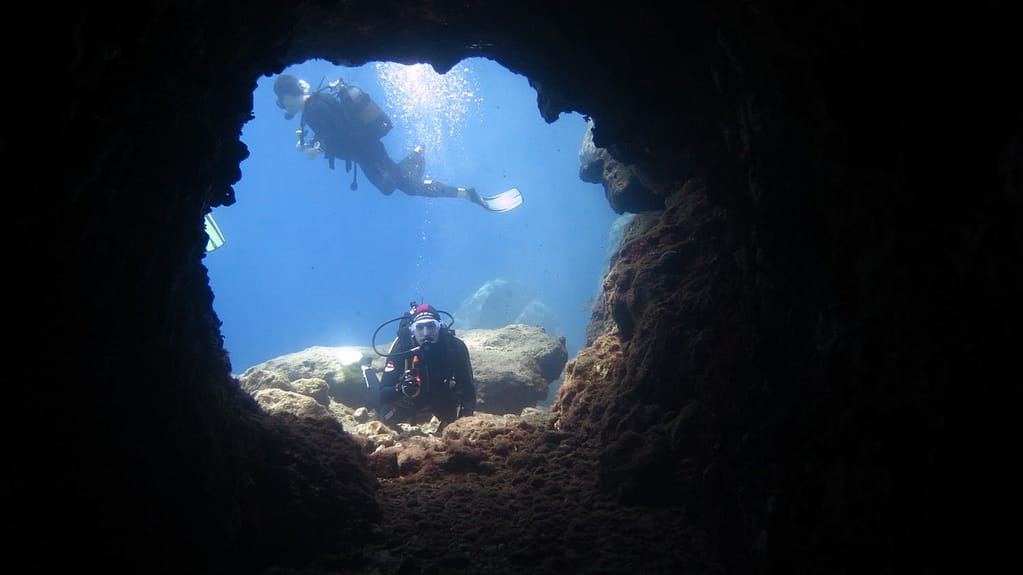 Esplorazione degli affascinanti anfratti sottomarini di Meganissi, un ambiente naturale ricco di storia e biodiversità marina.