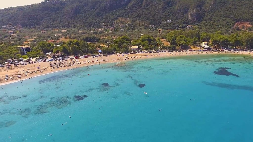 Agios Iannis La spiaggia al mattino, prima che la termica che favorisce lo sport del kite di alzi