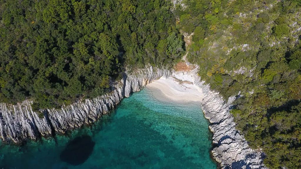 L'incredibile spiaggia privata del complesso Ourania Villas