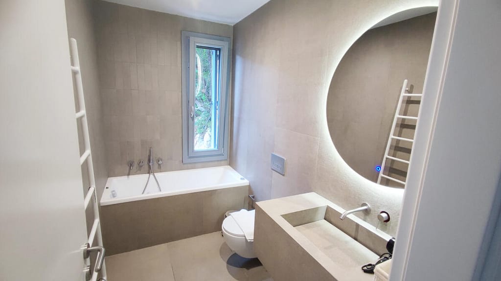 Dettaglio del secondo bagno di Villa Rhea, caratterizzato da un design minimalista, con linee pulite e colori neutri che creano un ambiente rilassante e moderno.