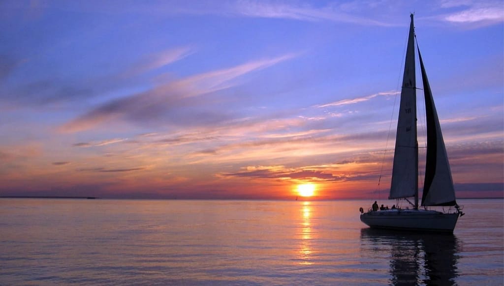 Barca a vela al tramonto, calma piatta a Lefkada