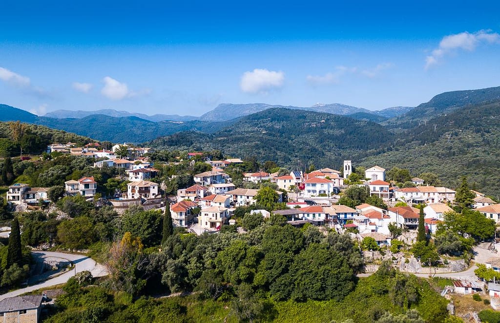 Vista panoramica di Katouna, Lefkada, con le colline sullo sfondo e una visione verso l'interno dell'isola, che evidenzia la bellezza naturale della zona.