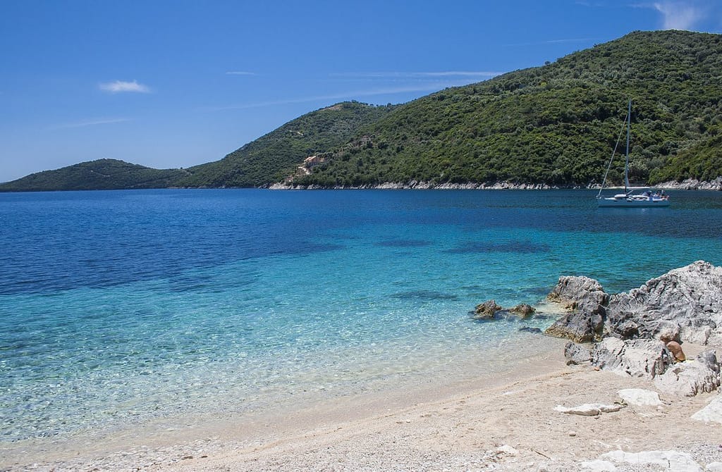 Un angolo suggestivo di Mikros Gialos, la baia che ha conquistato gli italiani con il suo fascino senza tempo.