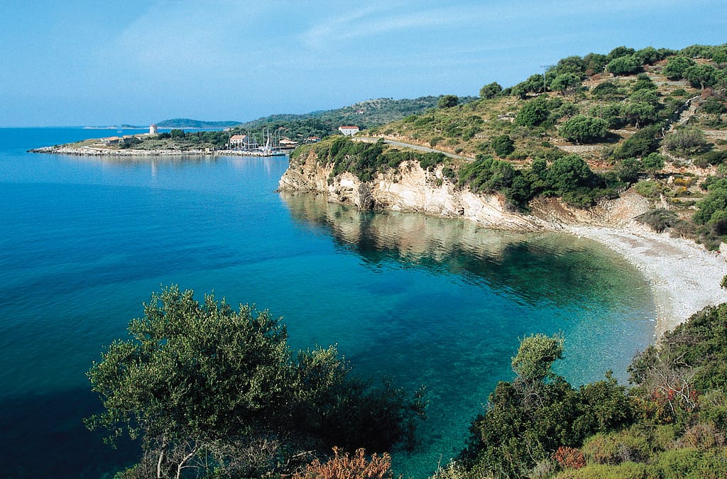 Lungo la costa di Kastos con il porticciolo in lontananza