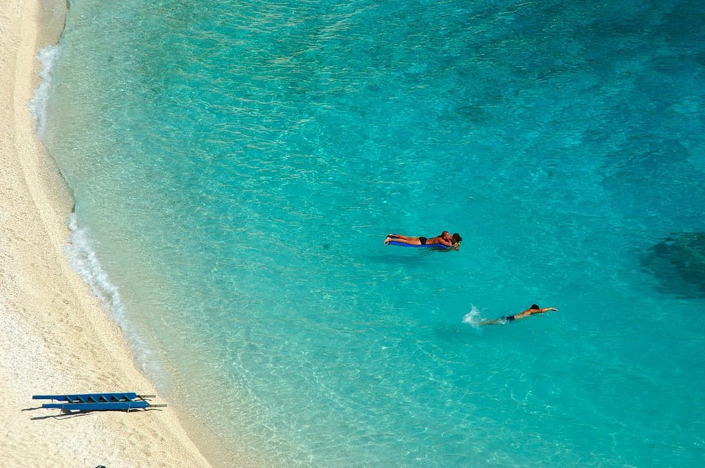 Agios Fili, spiaggia idilliaca di Lefkada, perfetta per rilassarsi immersi nelle acque turchesi.