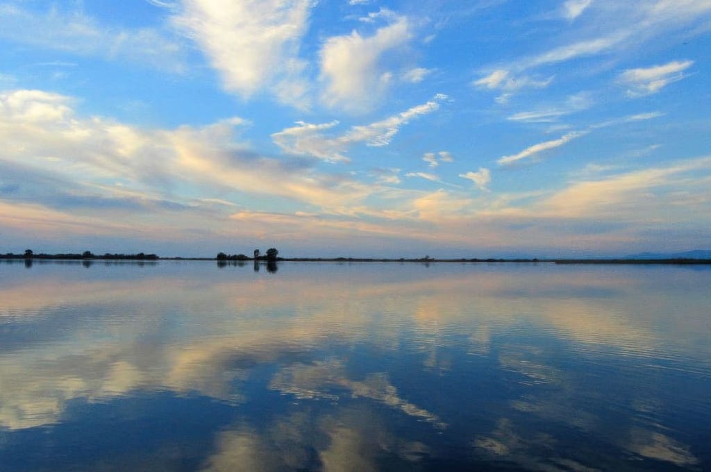 La splendida vista della laguna di Agios Ioannis, con la sua distesa d'acqua tranquilla, è un habitat ideale per numerose specie di uccelli.