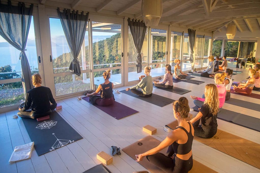 Meditazione all’alba: rigenerazione presso il Yoga Retreat delle Urania Villas