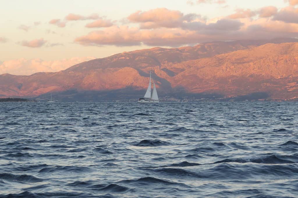 L'Incredibile Tramonto al Largo di Nikiana: Un Privilegio per gli Ospiti di Sea Mansion