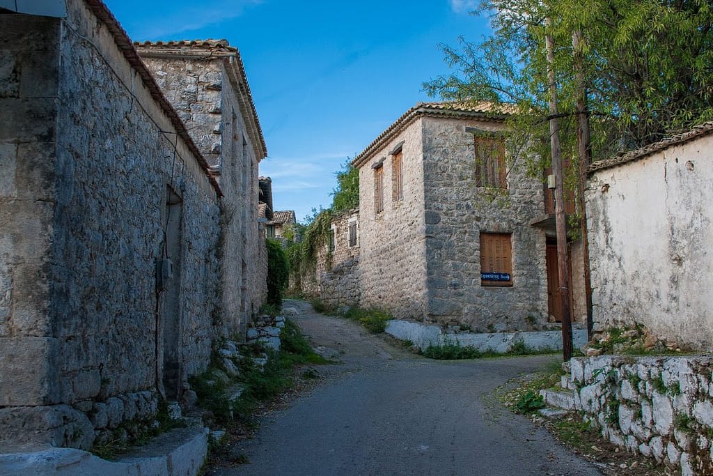 Il pittoresco villaggio di Alexandros, esempio di tradizione e autenticità nell’entroterra di Lefkada.