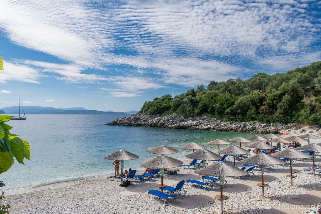 Ammousa Beach, una spiaggia appartata di Lefkada, lontana dalle rotte turistiche e immersa nella natura incontaminata.