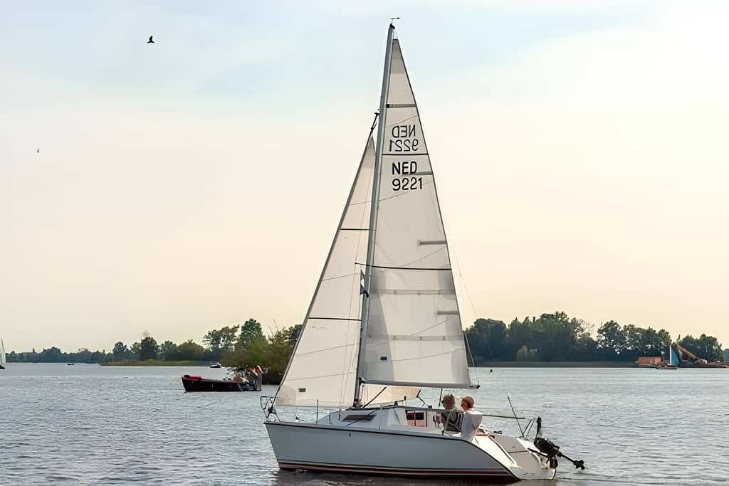 Uno Janneau 21 salpa dalle acque tranquille di Lefkada, pronto per una giornata di navigazione a vela, esplorando le meraviglie dell'arcipelago ionico.