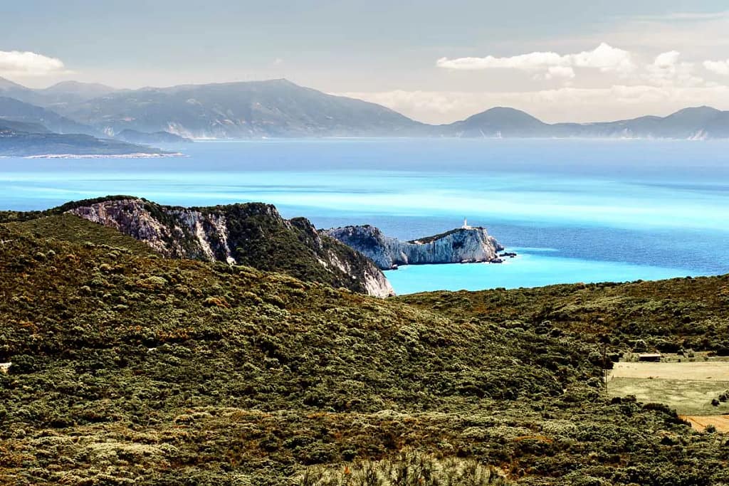 Capo LefkaTa con il faro e il paradiso all'orizzonte