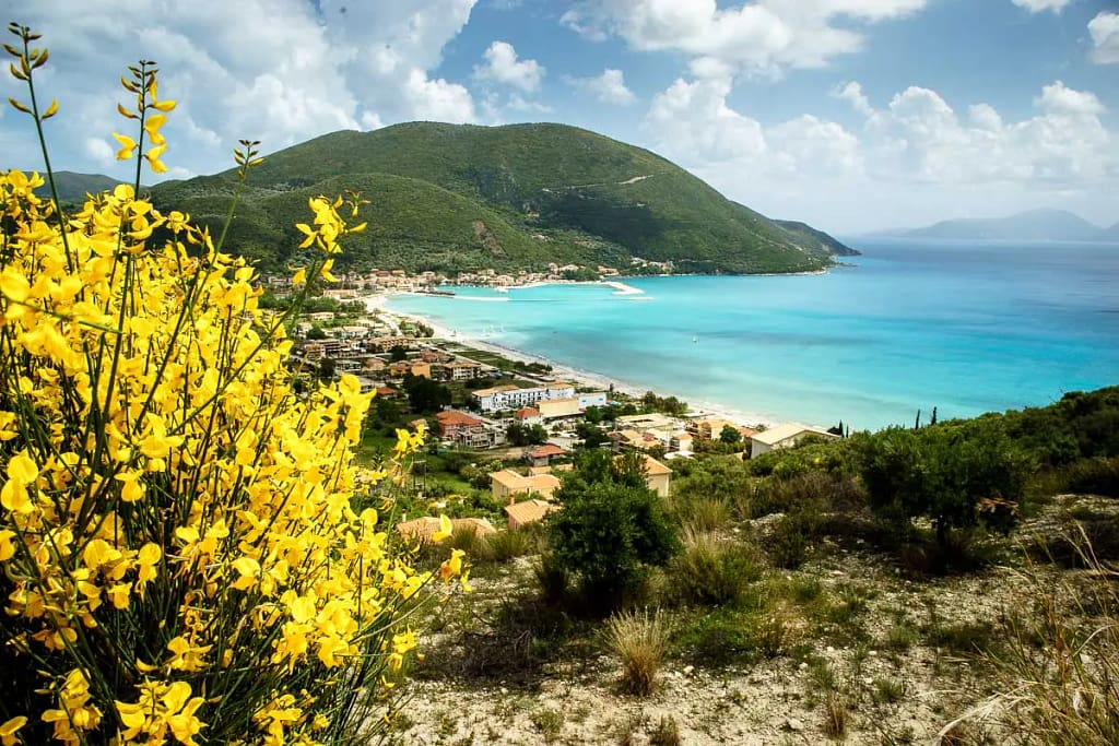 Vista suggestiva del centro turistico di Vassiliki, tra colori vivaci e atmosfere accoglienti, ideale per chi soggiorna alle Ourania Villas.