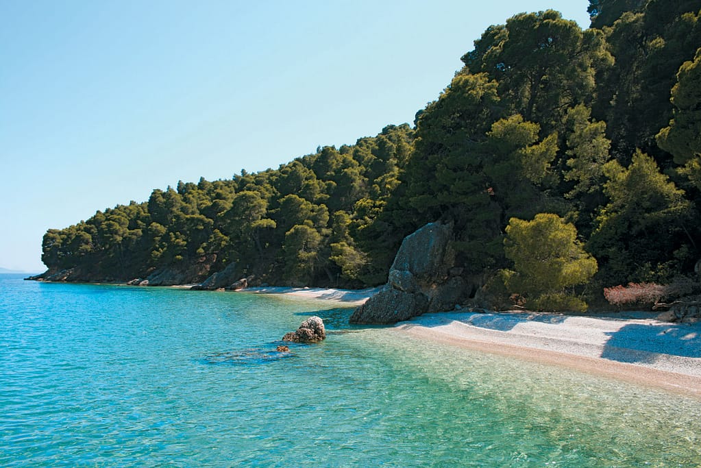 Kalamos Asprogiali, una delle spiaggette che tocheremo navigando a vela