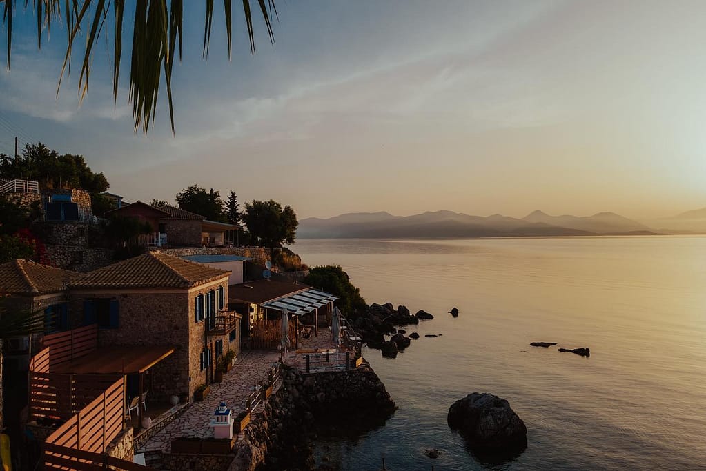 Sea Mansion a Nikiana - Lefkada: esterni ristrutturati dall'originale con comfort moderni immersi in uno splendido paesaggio marino.