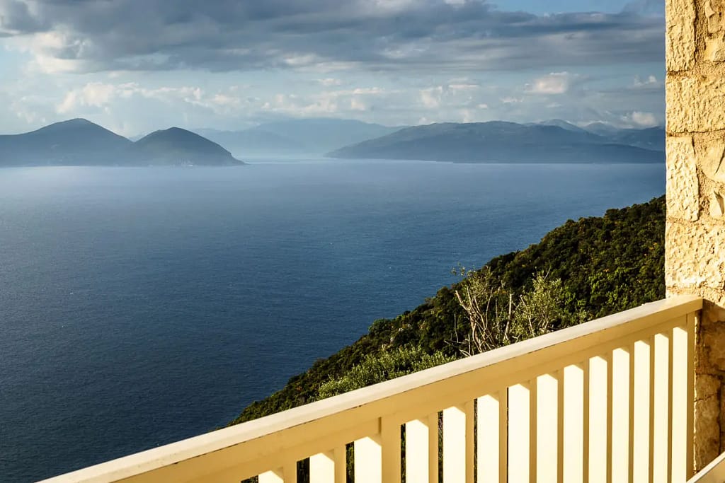 Vista panoramica Spettacolare oltre il balcone di Villa Rhea, con il mare Ionio che si estende all'infinito.