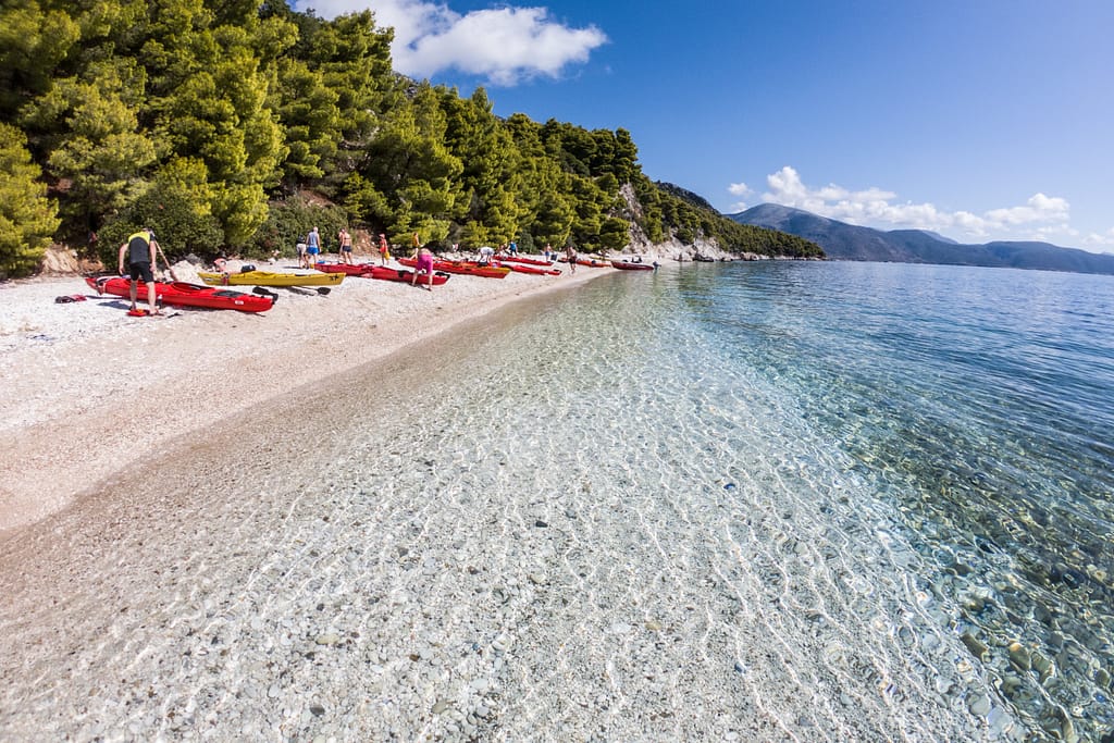 n angolo di paradiso a Kalamos, dove la natura incontaminata accoglie i partecipanti per la prima notte di un'avventura in kayak.