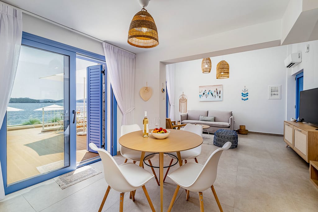 Vista panoramica del soggiorno della mini penthouse al Greek Beach House, con arredamento elegante e un'atmosfera accogliente.