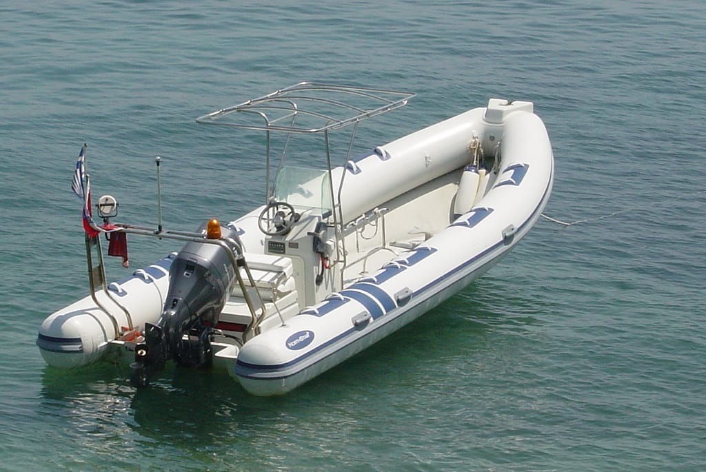 Il gommone del Lefkas Diving Center, unità mobile numero uno, pronto per gli spostamenti ai siti di immersione più interessanti, garantendo un accesso rapido e sicuro ai migliori punti subacquei.