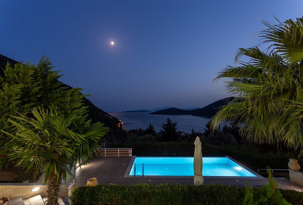 La luna piena splende sulla Rouda Bay, una destinazione rinomata e particolarmente apprezzata dai visitatori italiani nel corso degli anni.