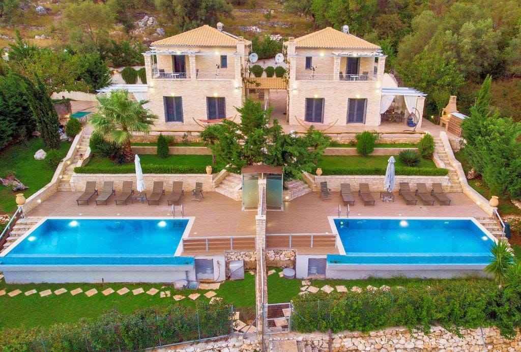 Le ville gemelle Ionian Diamonds, moderne costruzioni a Mikros Gialos, Lefkada, con piscine, giardini privati e docce esterne, a circa 300 metri dalla spiaggia.