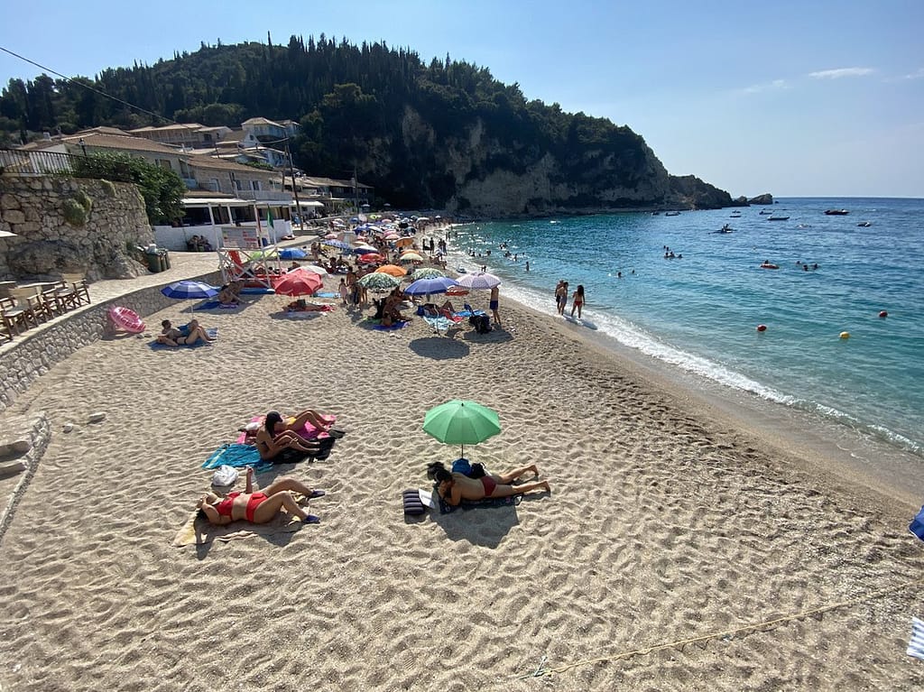 Vista della spiaggia di Agios Nikitas, l’unico villaggio della costa occidentale di Lefkada con accesso diretto al mare.