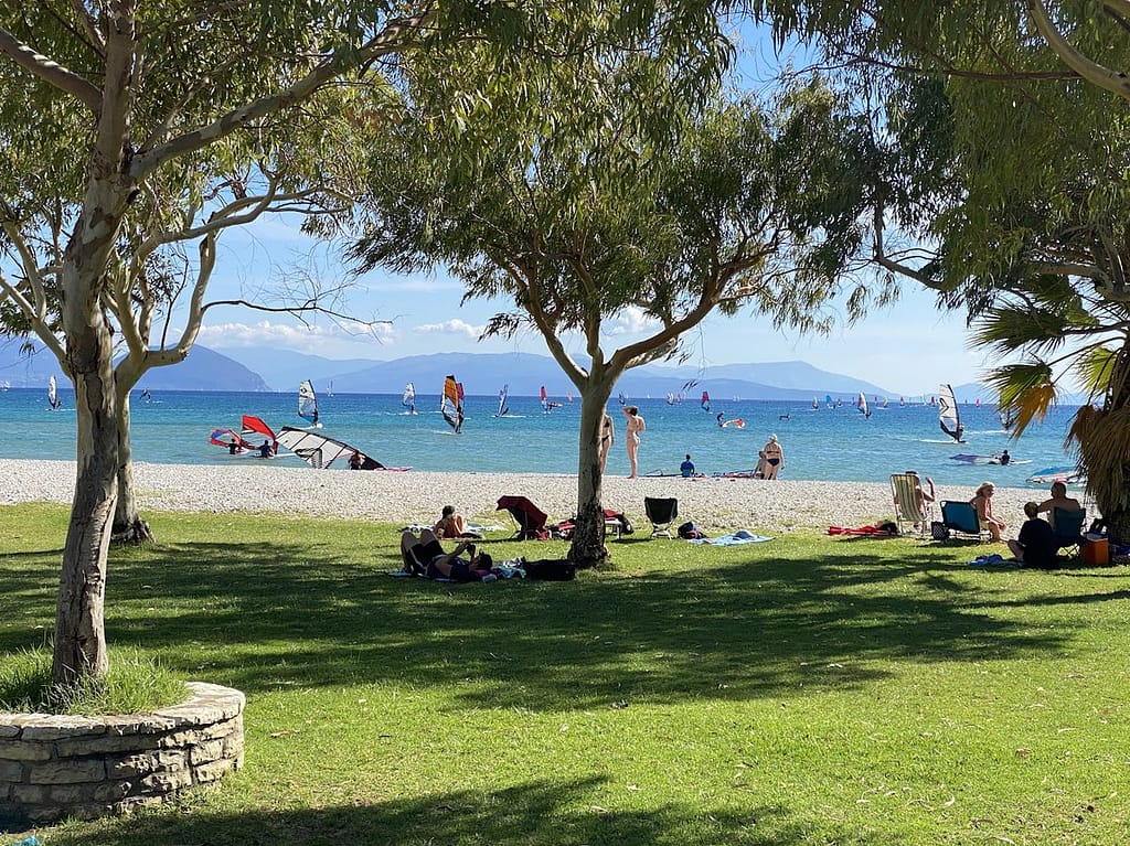 Vassiliki Beach, rinomata spiaggia di Lefkada, ideale per gli appassionati e i campioni di windsurf.