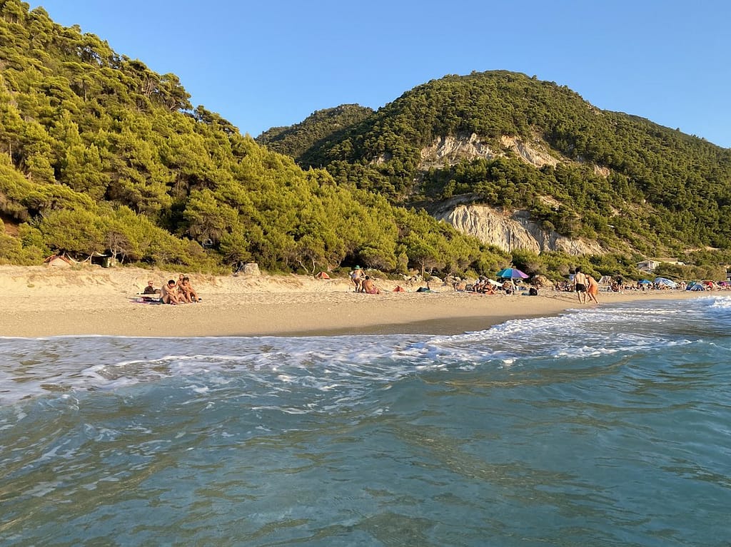 Pefkoulia, una delle spiagge più affascinanti di Lefkada, prende il nome dalla pineta che la circonda, creando un paesaggio naturale lussureggiante dove il verde della vegetazione si fonde con il blu del mare.