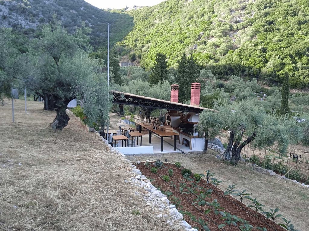 La cucina dove Micro Farm Lefkada organizza le attività rivolte ai visitatori. Sia che si tratti di una cena privata che per i corsi di cucina tradizionale greca, sarete accolti in un ambiente naturale, ma ben organizzato.