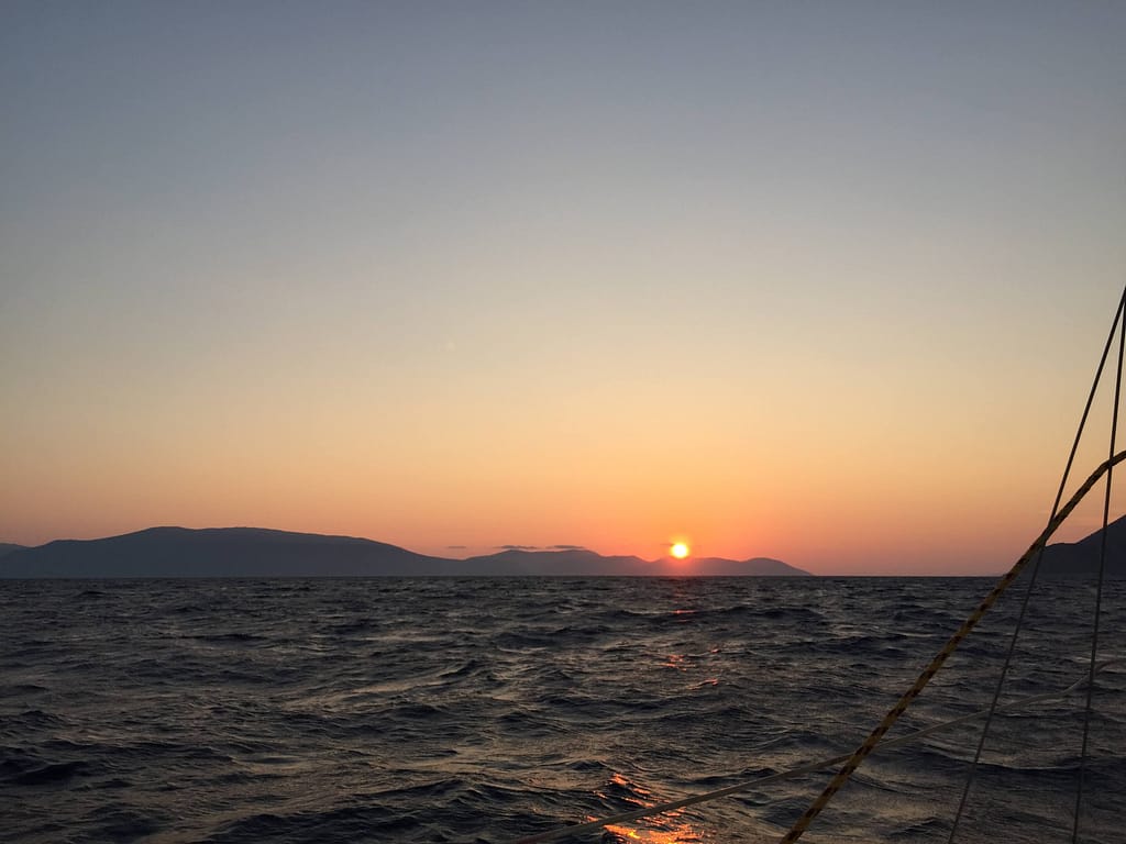 Tramonto mozzafiato visto dal mare al largo di Lefkada, una scena perfetta per gli amanti della vela.