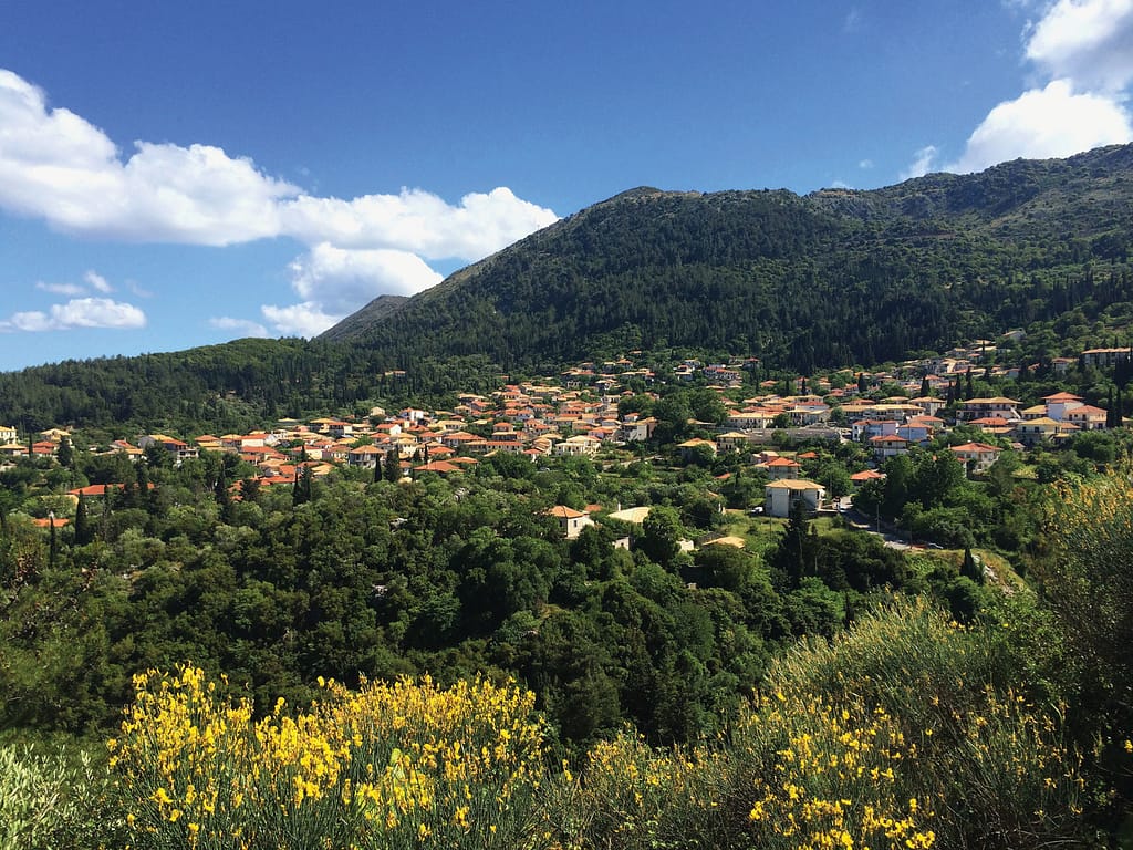 Il villaggio di Karya, il cuore dell’entroterra di Lefkada, noto per le sue tradizioni e il suo fascino autentico.