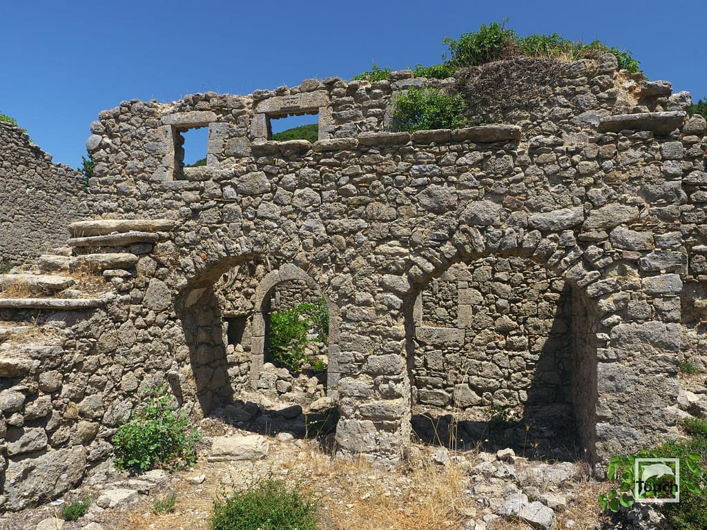 Il Monastero di Agios Georgios, situato nel tradizionale villaggio di Kolivata, circondato dalla quiete dell’entroterra di Lefkada.