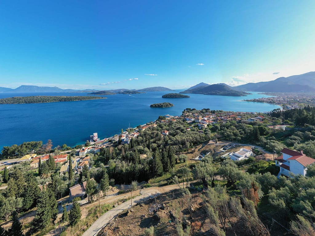 Dintorni: Vista di Perigiali e Nidri con l'area circostante, la baia di Vlicho in lontananza e, di fronte, le isole di Skorpios, Meganissi, Sparti e la mitica Kalamos.